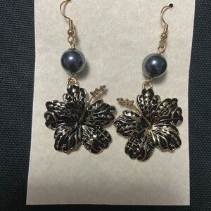 Hibiscus Hamilton Gold With Shell Pearl Earrings (New)